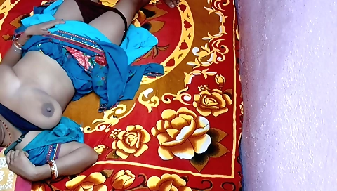 Indian beauty takes sex off of her cute little pussy