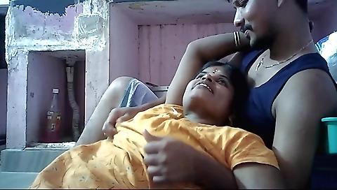 Indian brunette in a homemade video shows her tits