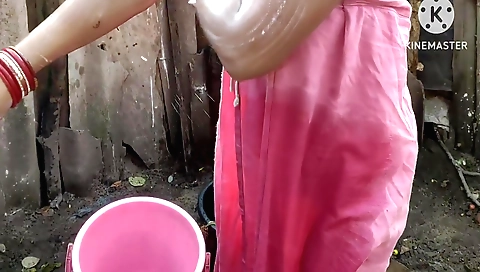 Indian brunette housewife with a nice body lets her boyfriend in