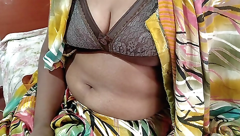 Bhabhi dammi shows her big tits in amateur solo porn video