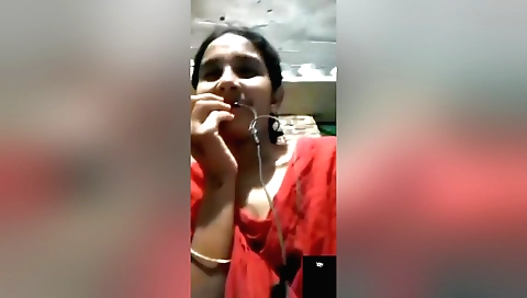 Long-sleeved brunette showing her sexy pussy on webcam