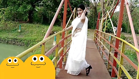 Hot girl in a big booty makes anal doggy style sex