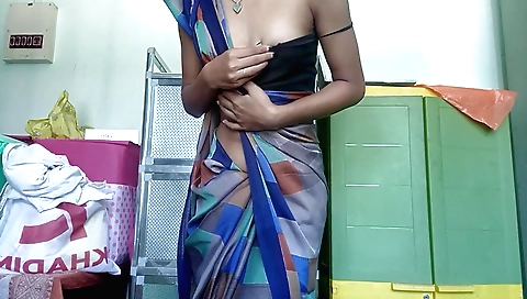 Indian babe shows off her body in a sexy solo video