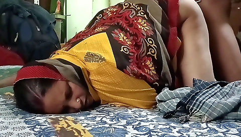 Indian salu bhabhi gets fucked by a guy in a webcam