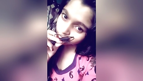 Indian amateur video shows a sexy girl with nice ass