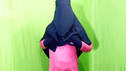 Indian amateur babe with a beautiful face and small tits