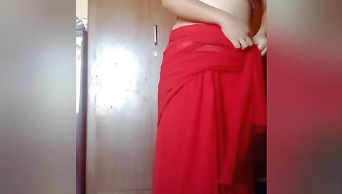 Stunning amateur brunette with a hot body fucks her pussy