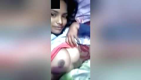 Indian brunette shows her beautiful body in a solo video