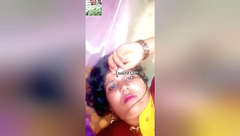 Indian beauty is showing her natural boobs and booty on webcam