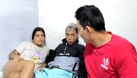 Latina y su hermanastra enojando con su amigo de la hermanastra