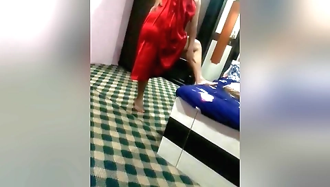 Solo amateur webcam scene of hot brunette taking sex with self