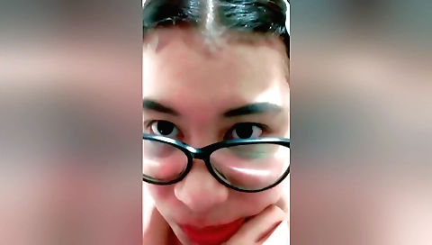 Indian solo video shows a brunette fucking her pussy