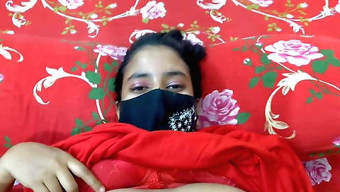 Indian brunette girl has sex with boyfriend in homemade clip