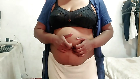 Indian babe showing off her body in homemade solo video