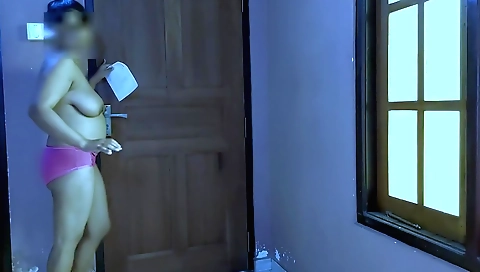 Indian brunette milf gives blowjob to delivery guy