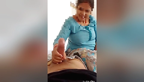 Amateur brunette in her 20s gives a nice handjob to her stepsister