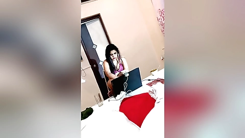 Indian hot chick showing her body in amateur porn clip