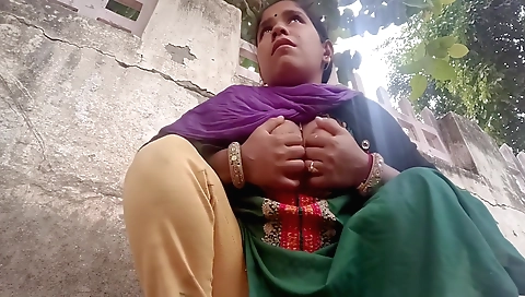 Indian girl pissing in the desert outdoors in a solo clip