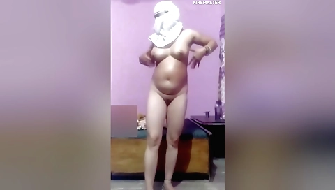 Indian girl with a nice body and boobs in hd video