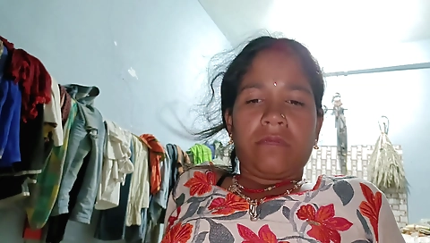 Amateur brunette hairy cuntie shows her hairy pussy