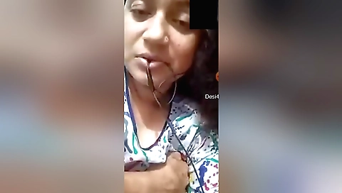 Desi boudi shows her boobies and pussy in amateur solo video