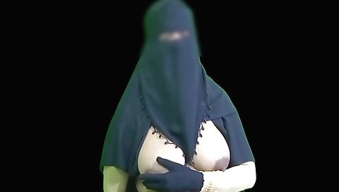 Indian housewife with sexy body takes off her clothes