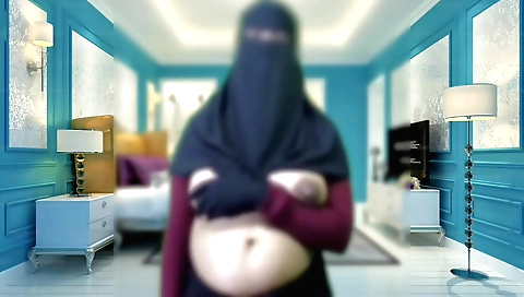 Indian babe with big boobs plays with her big juicy cunny