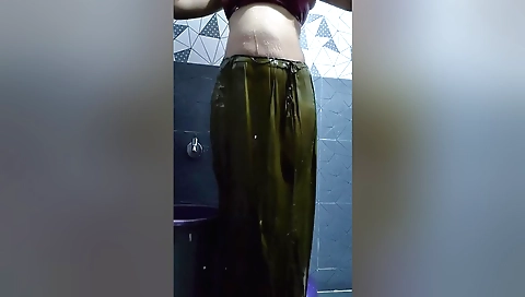 Busty indian babe in amateur video enjoys the bath