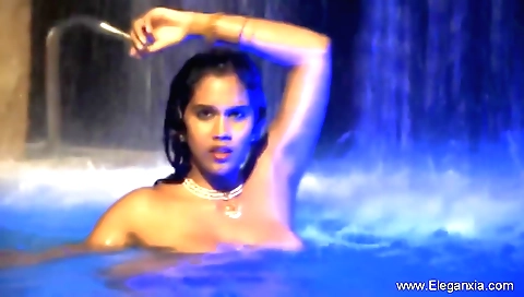 Indian hottie shows her body outdoors and enjoys a walk