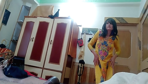 Indian chick moves her body very well in webcam video