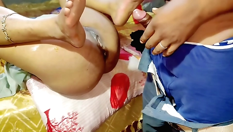 Indian stepsis gets fucked until she gets creampie