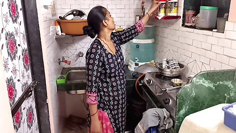 Indian bimbo stepsister has no problem with fucking