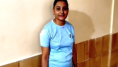 Indian girl with a big ass gives a blowjob to a man